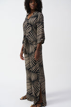 Load image into Gallery viewer, Elegant gauze top with tropical print, front knot detail, V-shaped neckline, and three-quarter sleeves for a chic look.