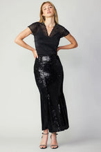 Load image into Gallery viewer, A stylish black sequin skirt that adds a touch of sparkle to any outfit.