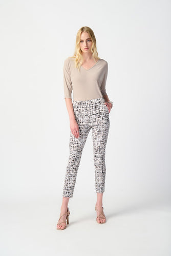 High-quality millennium fabric pull-on pants, featuring captivating abstract print for a flattering slim silhouette. Comes with stylish side pockets and a polished faux fly, enhancing its composed appearance.