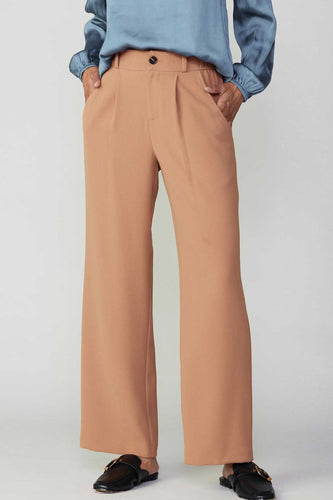 These light brown wide-leg trousers have a polished yet comfortable design, with pleats, a partially elasticized waistband, and front and back pockets.