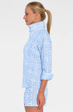 Load image into Gallery viewer, Elegant women&#39;s shirt in light blue and white, with a button-down front, structured collar, and contrasting cuff detail.



