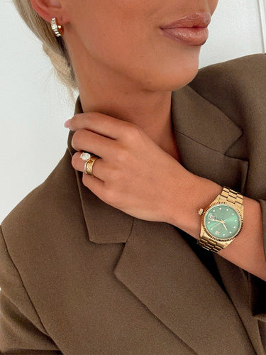 Small elegant gold hoop with square diamonds. Perfect for everyday wear, can easily add a bit of sparkle to any outfit. 