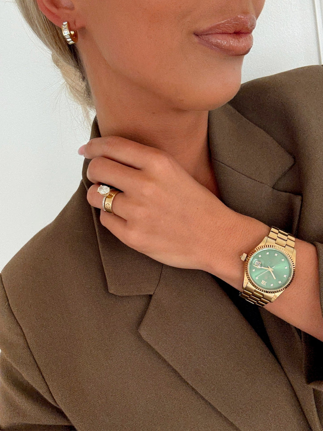 Small elegant gold hoop with square diamonds. Perfect for everyday wear, can easily add a bit of sparkle to any outfit. 