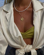 Load image into Gallery viewer, A classic and versatile pearl necklace featuring genuine freshwater pearls. With an adjustable length and a modern design, it can be worn as a choker or a necklace, making it a timeless piece for any occasion.
