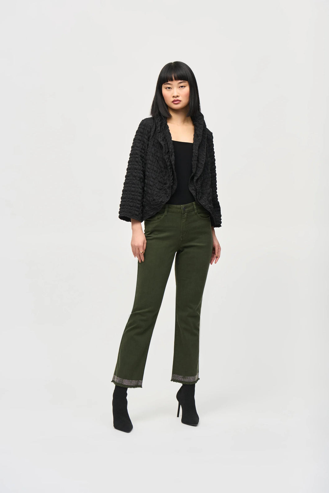 These cropped denim pants enhance casual wear with a frayed hem, iron-on details, and a classic straight leg fit.