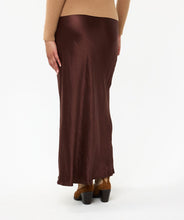 Load image into Gallery viewer, Radiant long skirt in crushed satin, crafted from 100% acetate, with an elastic waistband for added comfort and style.

