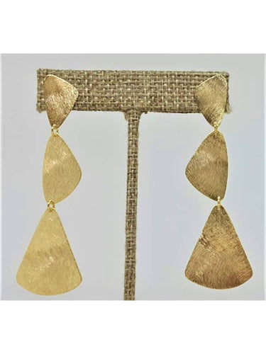 Add a touch of edge and glamour to your outfit with these stunning 18K gold-plated geometric earrings. Stand out from the crowd!