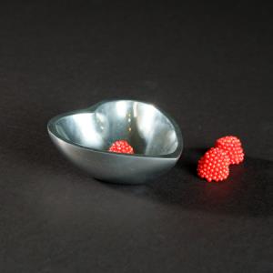 Aluminum heart-shaped bowl from India Handicrafts, ideal for serving candy or jewelry. Perfect gift for Valentine’s Day, Christmas, or birthdays.