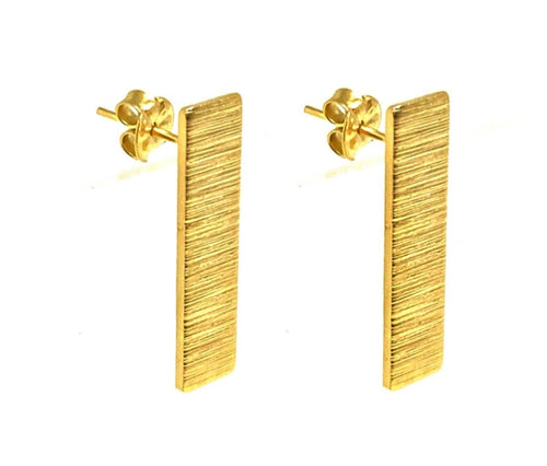 Elevate your jewelry collection with our Tourinhos Earrings. Crafted with 18K gold plating, these rectangle post earrings offer style and versatility.