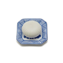 Load image into Gallery viewer, Blue Willow Sandalwood Scented French Milled Soap with Porcelain Tray
