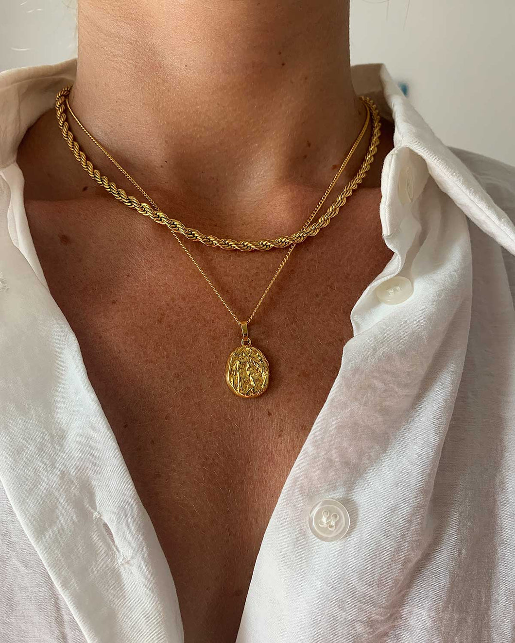 Enhance your necklace collection with this exquisite gold necklace featuring a coin pendant, perfect for layering or stacking with other pearl and gold necklaces.